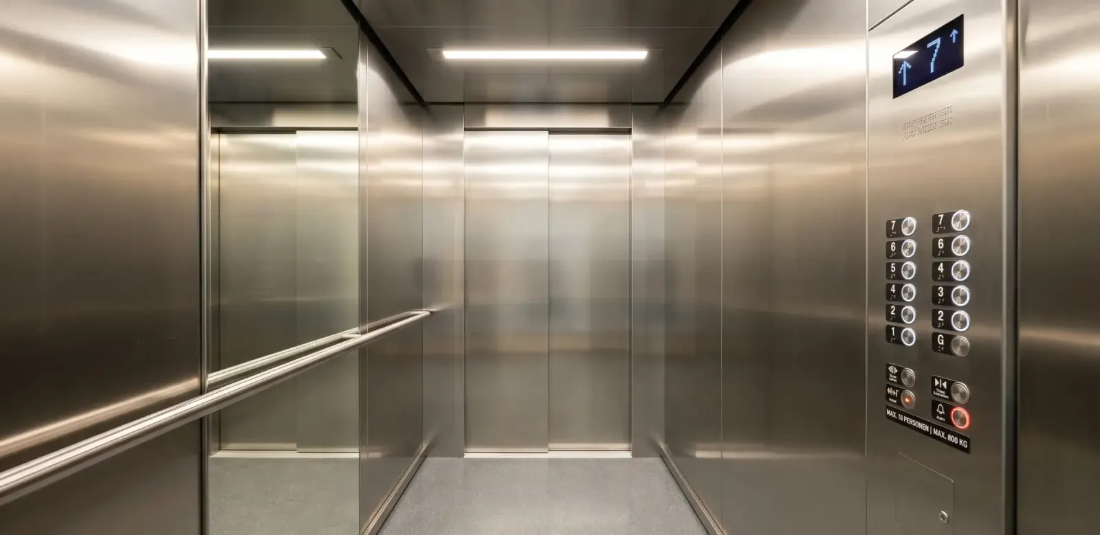Sauberer Edelstahl-Aufzug in einem Mehrfamilienhaus.