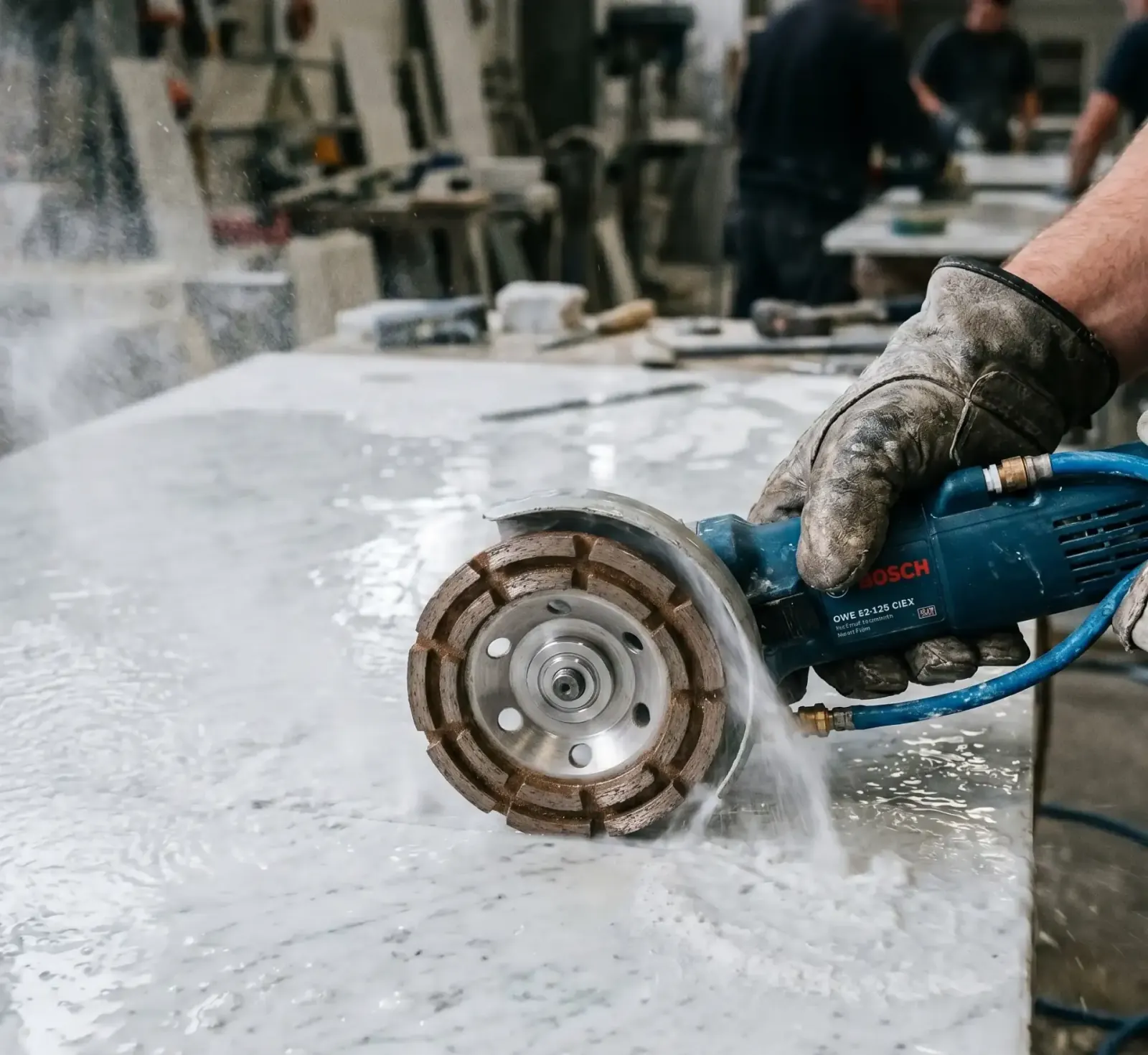 Profi-Diamant-Schleifer im Einsatz auf Steinboden.