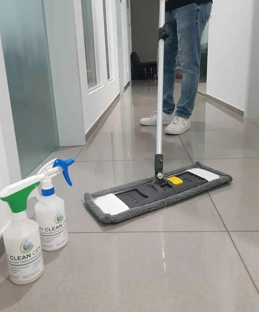 Bodenreinigung im Büroflur, My Clean Center Team mit Wischmop