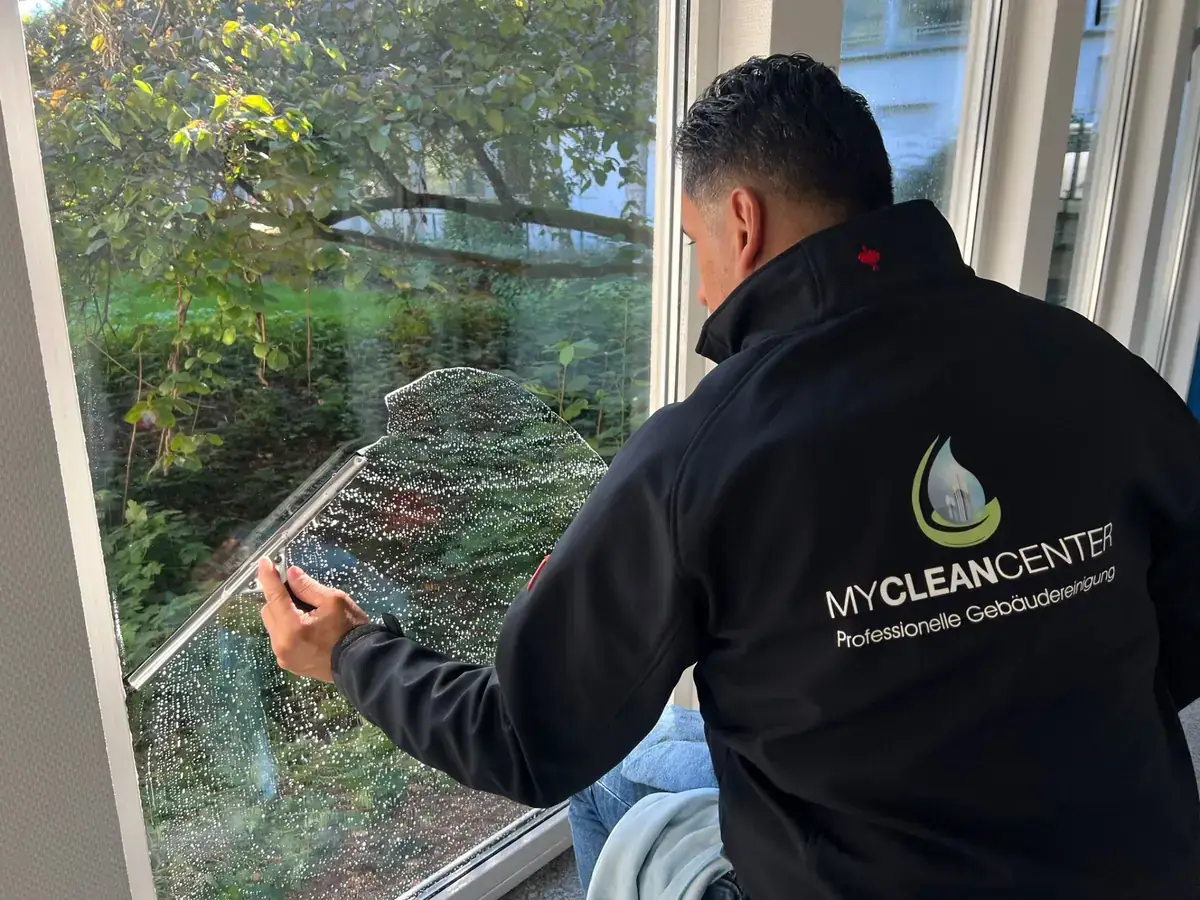 Glasreinigung Bonn, Mitarbeiter mit Abzieher in My Clean Center Jacke
