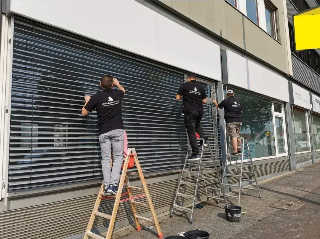 Jalousienreinigung an Ladenfront, My Clean Center Team im Einsatz