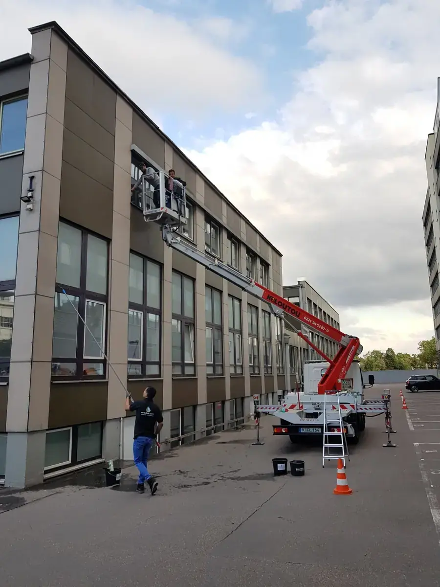 Glasreinigung an Bürogebäude in Köln, My Clean Center Team mit Hubsteiger