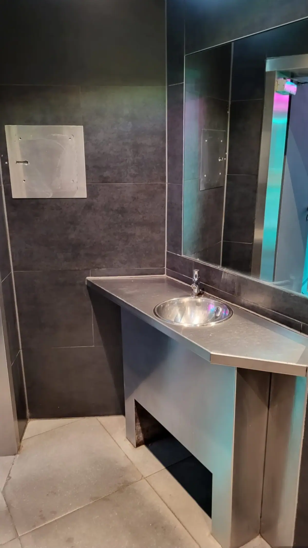 Sanitärbereich nach professioneller Reinigung – sauberes Waschbecken und streifenfreier Spiegel