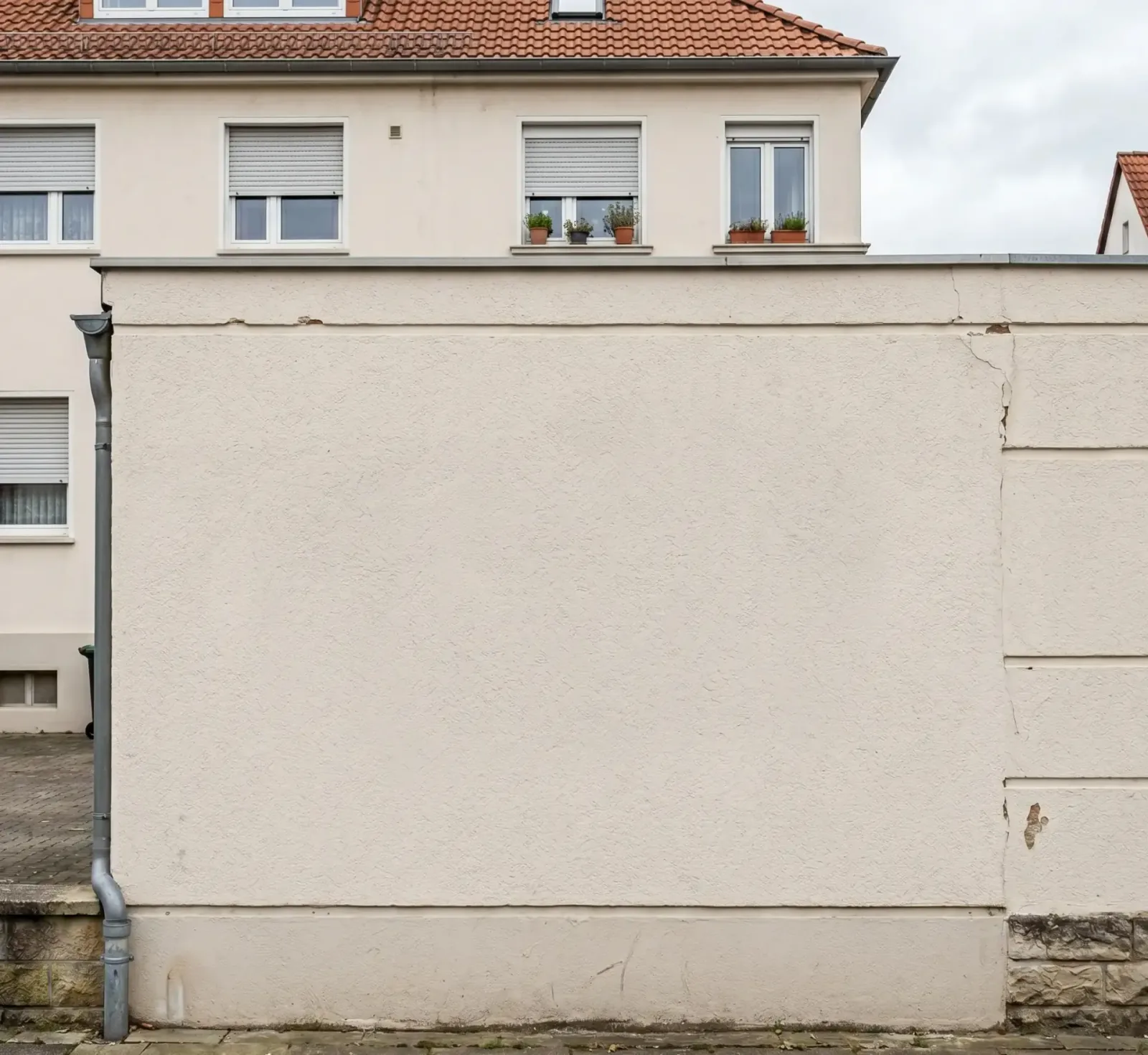 Saubere Hauswand nach Graffiti-Entfernung